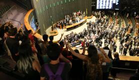 PEC 241 foi votada sob protestos de manifestantes nas galerias da Câmara. (Fabio Rodrigues Pozzebom/Agência Brasil)