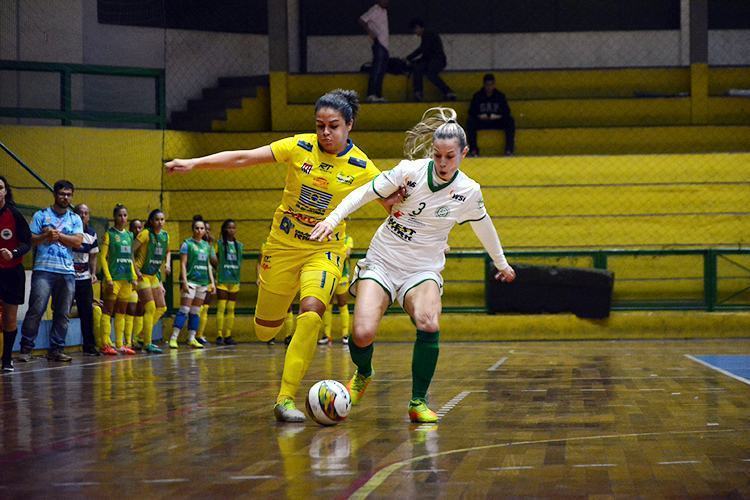 Lance da partida que terminou em 3 a 3. (Foto: Alex Santos/Futsal Feminino SJC)