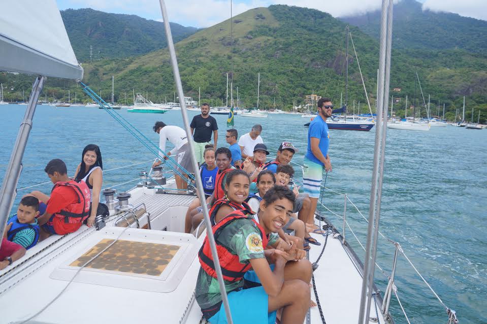 : Alunos da Guarda Mirim de Ilhabela velejam no veleiro da Escola de Vela “Charlie Bravo”. (Foto: Camila Migliorini/PMI) 