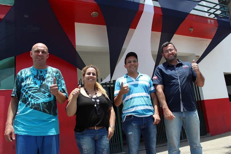 Pepeo, Márcia Souza, Luciano Tremembé e Herivelto Vela, em frente à fachada decorada para o Novembro Azul. (Foto: Guilherme Moura/Sindicato)