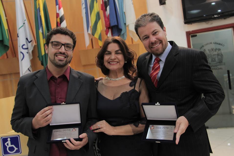 Representantes da Anhanguera recebem prêmio empresa cidadã. (Foto: Divulgação)