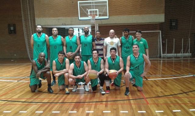 Equipe de basquete 30+ de Pindamonhangaba. (Foto: divulgação)