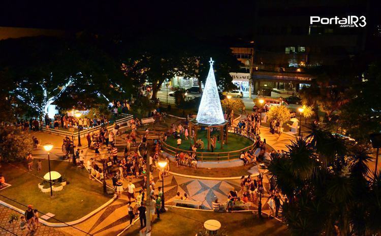 Praça Monsenhor Marcondes não está tão iluminada como em 2015. (Foto: Luis Claudio Antunes/PortalR3)