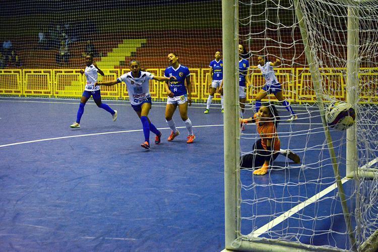 Taís fez o primeiro gol das joseenses. (Foto: Alex Santos/Futsal feminino SJC)