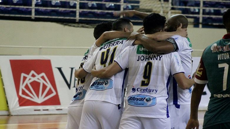 Lance do primeiro jogo com goleada dos joseenses, na casa do adversário. (Foto: Brenno Domingues/São José Futsal)