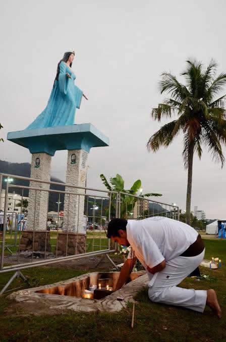 A festa que tem o apoio do Governo Municipal, por meio da Secretaria de Turismo, acontece em volta da estátua da Rainha do Mar. (Foto: Divulgação/PMC)