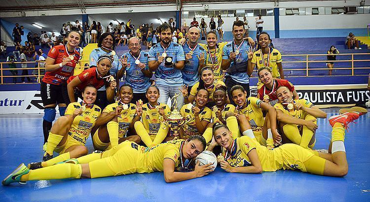 Time joseense comemora o quarto título na competição. (Foto: Alex Santos/Futsal Feminino SJC)