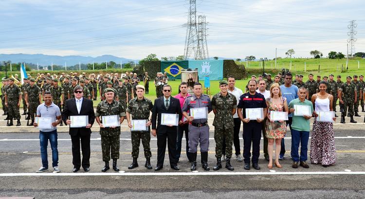 Comandante da Unidade, homenageados com diploma e militares. (Foto: Luis Claudio Antunes/PortalR3)