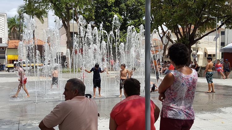 A Praça Dr. Arnolfo de Azevedo foi totalmente revitalizada e já está aberta ao público lorenense. Foram investidos cerca de R$1,3 milhão dos cofres municipais no projeto. (Foto: Divulgação/PML)