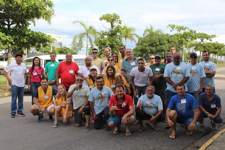 Grupo de voluntários reunidos para começar a caminhada, no bairro Vila Verde. (Foto: Tatiane Vieira/Tribuna o Norte)