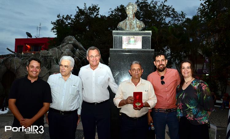 Medalha foi entregue a Eugênio Filho, filho de seu Joaquim da Figueira. (Foto: Luis Claudio Antunes/PortalR3)