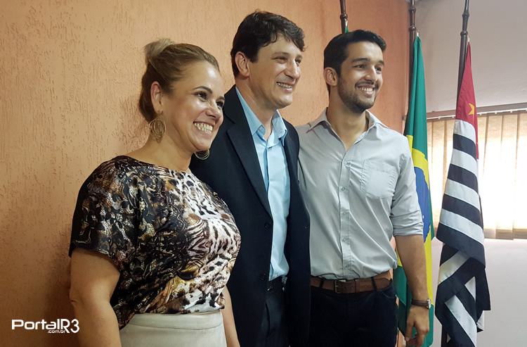 Isael (centro), com a futura secretaria de Saúde, Valéria dos Santos e o de Educação e Cultura, Júlio do Valle. (Foto: PortalR3)