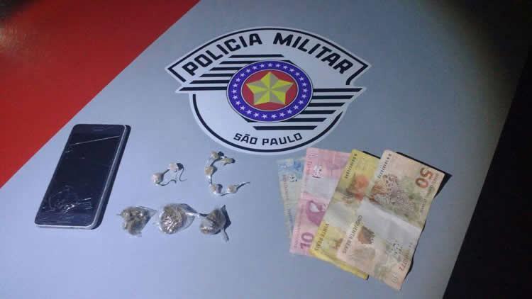 Drogas e dinheiro apreendidos apresentandos no plantão do 1º DP. (Foto: Divulgação/PMESP)