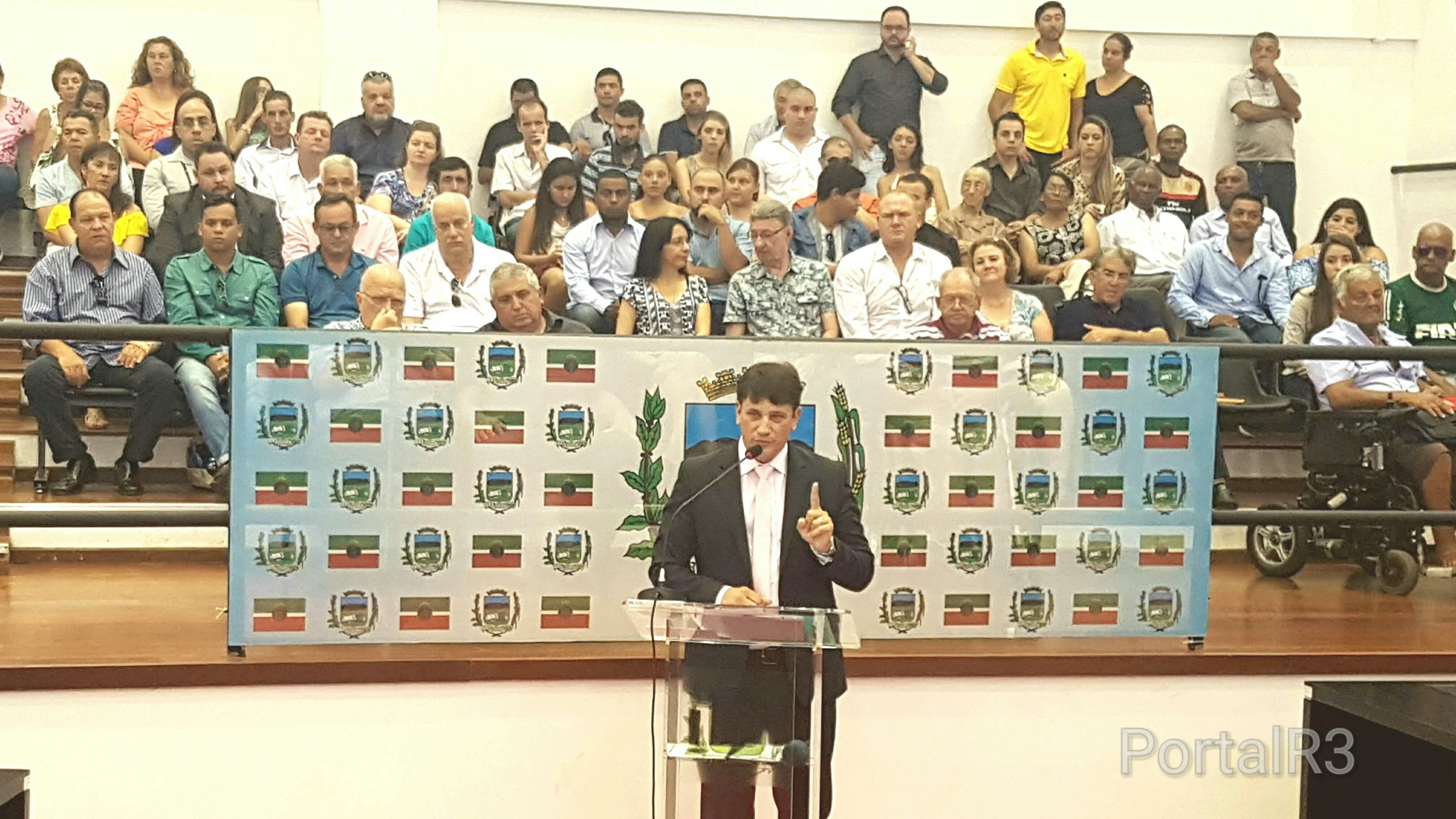 Isael durante seu primeiro discurso como prefeito de Pindamonhangaba. (Foto: PortalR3)