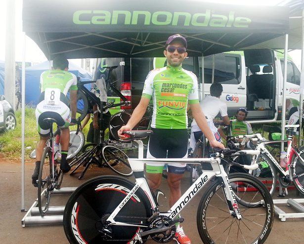 Foto clicada no momento do aquecimento. Magno, da camiseta branca, não deu chance aos principais adversários e faturou mais uma vez o CRI do Tour do Brasil. Vitória foi dedicada a esposa Luciene Ferrera. (Foto: Ciclismo SJC)