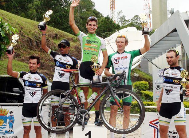 Carlos Manarelli no lugar mais alto do pódio em Florianópolis. (Foto: Divulgação)