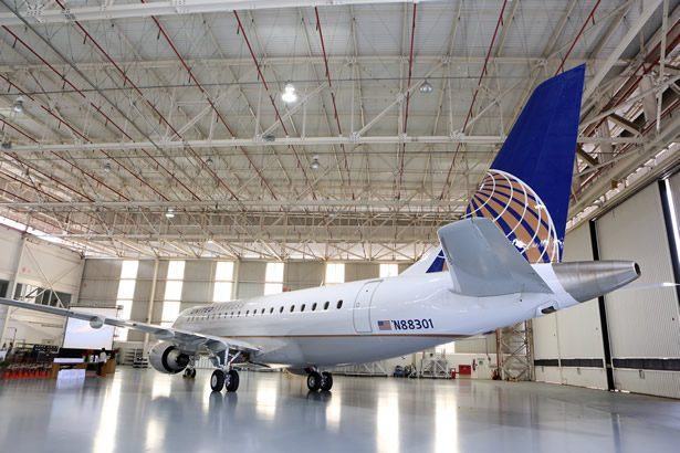 Jato E175 da United Airlines nas cores da United Express. (Foto: divulgação/Embraer)