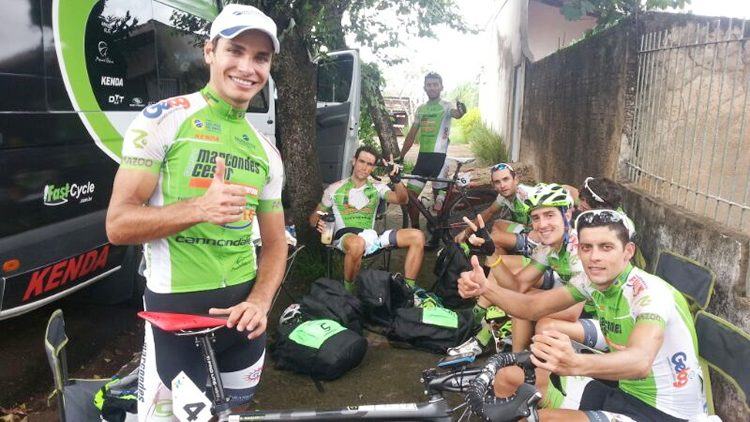 Manarelli (em pé) comemora a vitória na segunda etapa com amigos da equipe. (Foto: Ciclismo SJC)