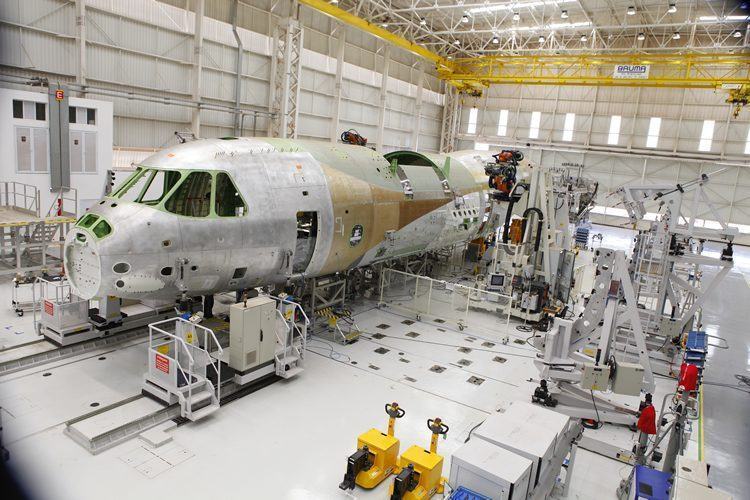 Linha de produção do KC-390 da Embraer. (Foto: Embraer)