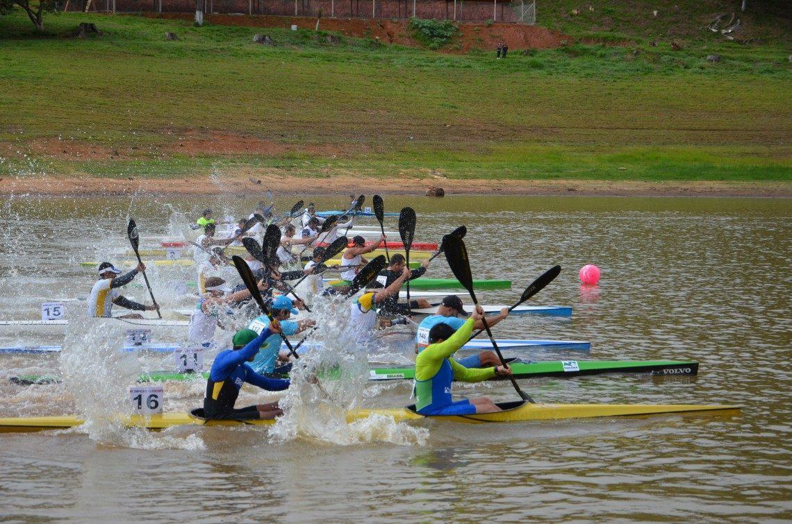 Águas calmas e com baixo índice de vento, é o que torna a represa um local perfeito para a prática do esporte. (Foto: Divulgação/PMRS)