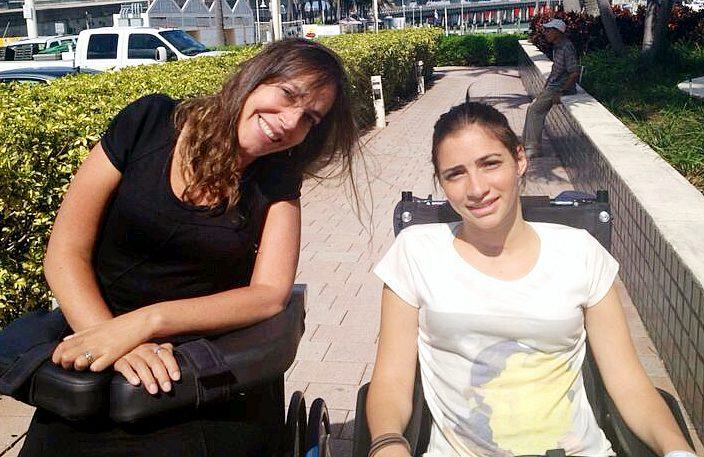 Laís Souza durante uma visita de Mara Gabrilli. (Foto: divulgação) 