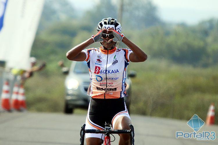 Márcia Fernandes comemora seu primeiro título brasileiro na Elite. (Foto: Luis Claudio Antunes/PortalR3)