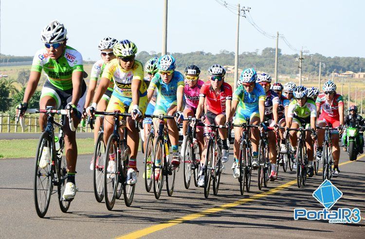 Pelotão no circuito montado no Parque Damha. (Foto: Luis Claudio Antunes/PortalR3)