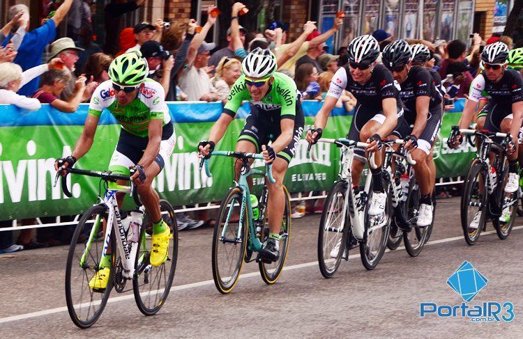 Alex Diniz, da equipe de São José, puxando o pelotão no circuito. (Foto: Luis Claudio Antunes/PortalR3)