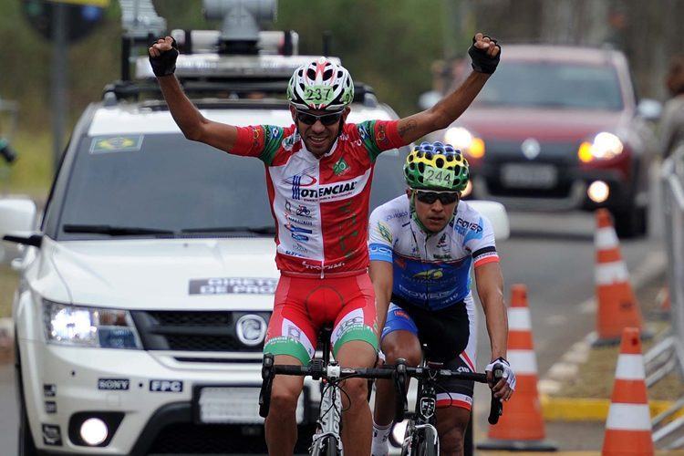 Adélio comemora vitória no Granfondo de Inverno. (Foto: Ivan Storti/FPCiclismo)