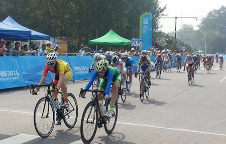 Chegada da prova feminina foi decidida no sprint. (Foto: divulgação)