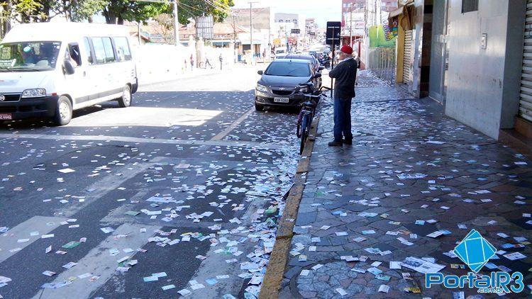 Rua em frente a escola Pujol, no centro de Pindamonhangaba, tomada por santinhos de candidatos. (Foto: Sérgio Ribeiro/PortalR3)