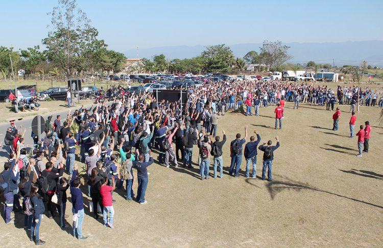 Trabalhadores aprovam em assembleia proposta de abono salarial, além de melhorias, na manhã dessa quarta-feira, dia 8. (Foto: Guilherme Moura/Sindicato dos Metalúrgicos)