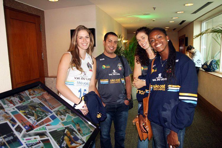 Meninas de São José dos Campos estiveram presentes no lançamento da Superliga. (Foto: Alexandre Arruda/CBV)