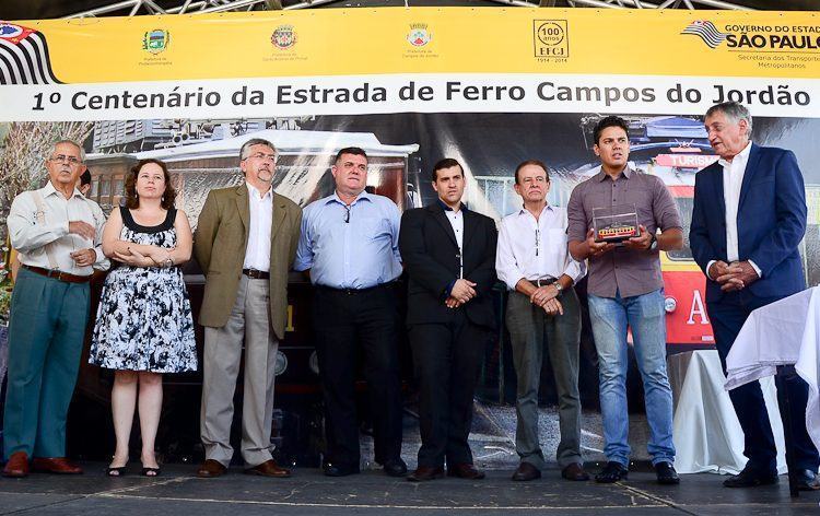 Autoridades presentes na cerimônia comemorativa em Pindamonhangaba. (Foto: Luis Claudio Antunes/PortalR3)