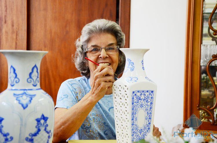 A artista dando alguns retoques em uma pintura no seu ateliê. (Foto: Luis Claudio Antunes/PortalR3)