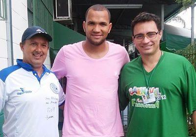 Na foto,goleiro Everson foi recebido pelo gerente do clube Alexandre Pió e pelo coordenador da Academia Professor Guto Vinhas. (Foto: Divulgação/Ferroviária)