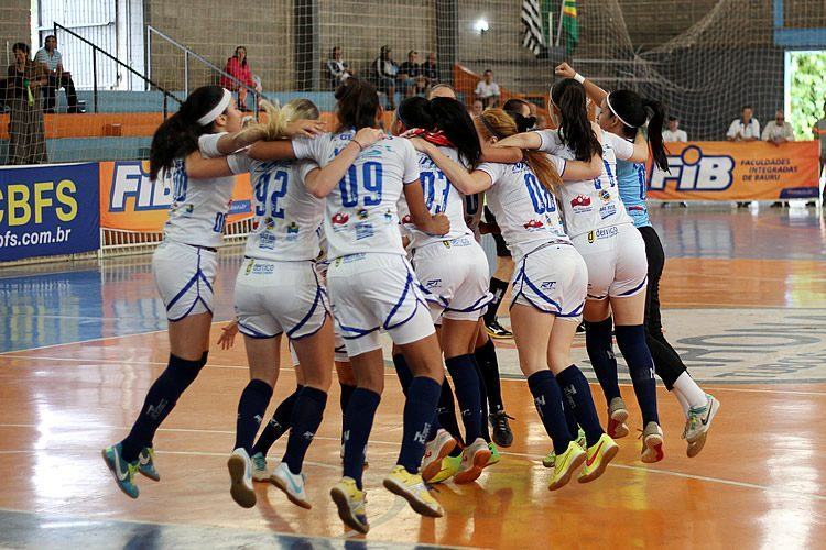 Meninas festejam a segunda conquista consecutiva. (Foto: Edvaldo Filho/JAI)