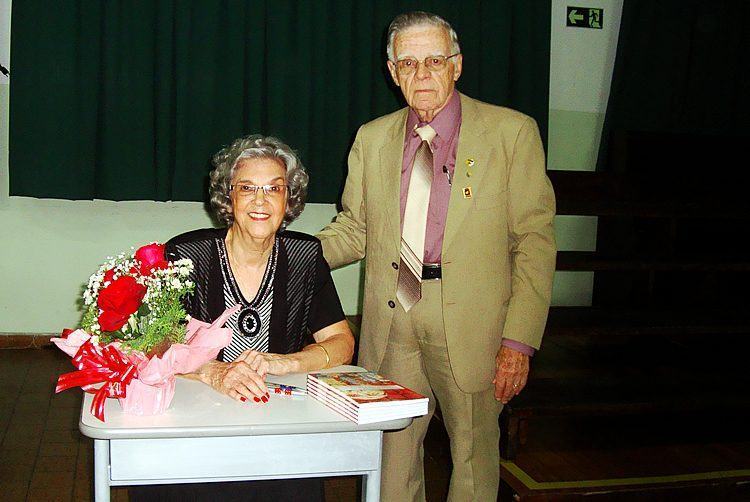 Therezinha e Piorino durante o lançamento do livro. (Foto: PortalR3)