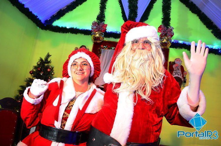 Papai e Mamãe Noel na praça Monsenhor Marcondes, no centro de Pinda. (Foto: Luis Claudio Antunes/PortalR3)