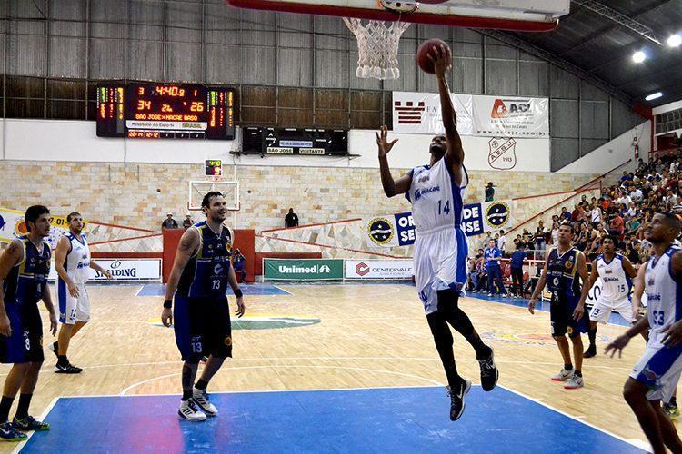 Lance da partida no Lineu de Moura. (Foto: Arthur Marega Filho / São José Desportivo)