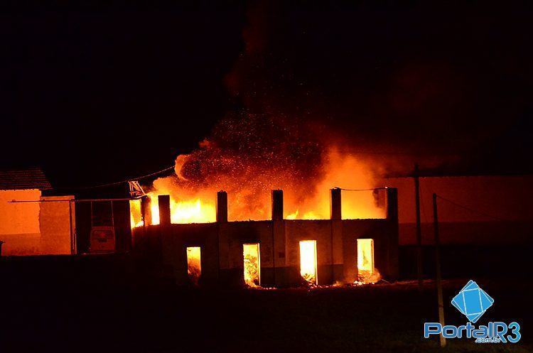 Logo atrás, existe uma antiga baia para cavalos, que não foi atingida pelo fogo. (Foto: Luis Claudio Antunes/PortalR3)