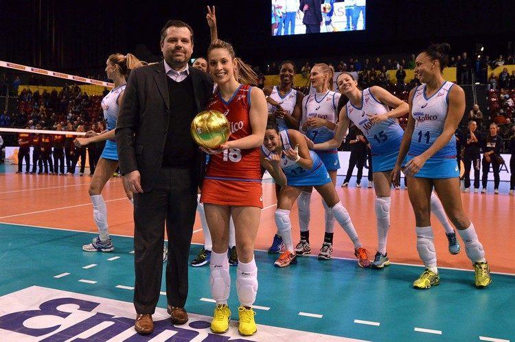 Camila Brait foi com o troféu de melhor líbero. (Foto: João Pires/Fotojump)