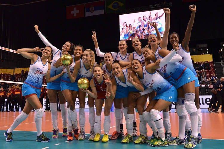 Meninas comemoram o título na Suíça. (Foto: João Pires/Fotojump)