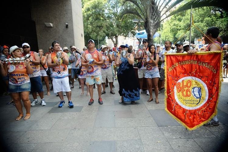 Bloco de rua Tamborim Sensação abre carnaval não oficial na Praça XV, centro do Rio. (Foto: Tomaz Silva/Agência Brasil)