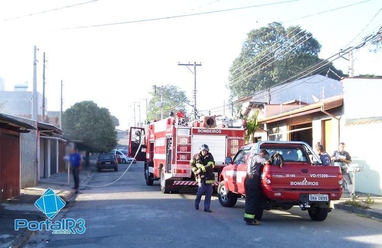 Bombeiros estiveram no local. (Foto: Sérgio Ribeiro/PortalR3)