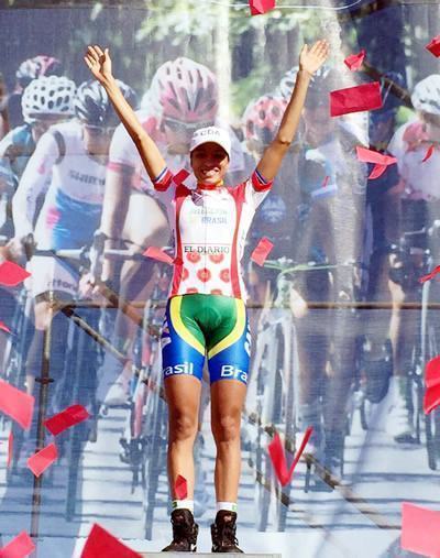 Camila Coelho, que está na Argentina com a Seleção Brasileira, com a camiseta de líder de Montanha. (Foto: Divulgação/CBC)