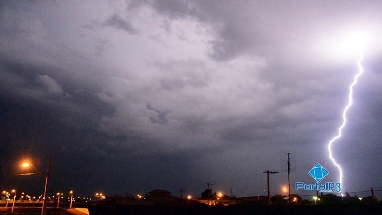 Raio corta o céu em Pindamonhangaba. (Foto: Luis Claudio Antunes/PortalR3)