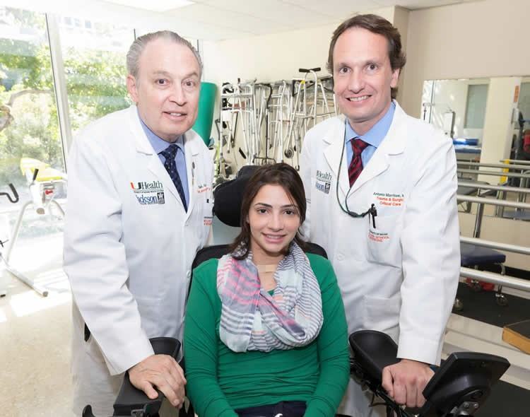 Lais junto com médicos que a trataram ainda nos Estados Unidos. (Foto: Jackson Health System)