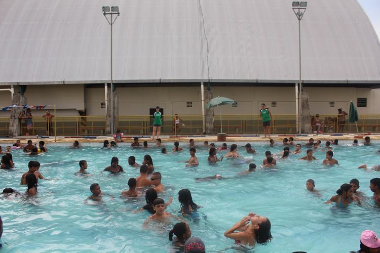 A recomendação é passar protetor solar 30 minutos antes de ir às piscinas. (Foto: Divulgação/PMP)