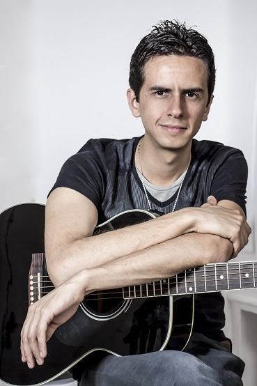 O artista Renan Andrade iniciou sua carreira musical em 2005 e compõe desde 2002. (Foto: Divulgação/AJFAC)